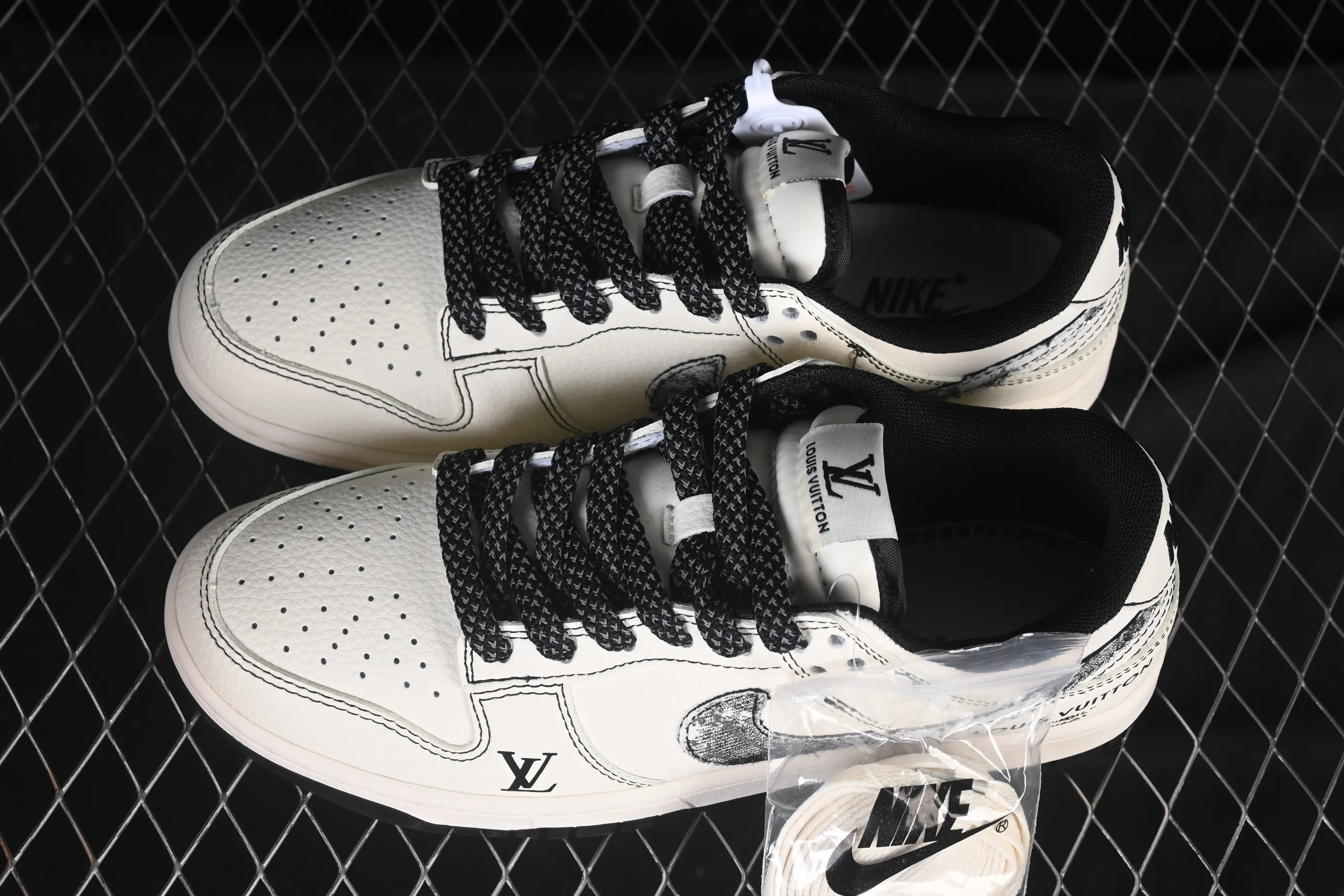 All categories Nk SB Dunk Series Nk SB Dunk Low High-end customized low-top sneakers Nike SB Dunk Low LV joint beige denim hook Anniversary high-end customized low-top casual sneakers JP1628-027